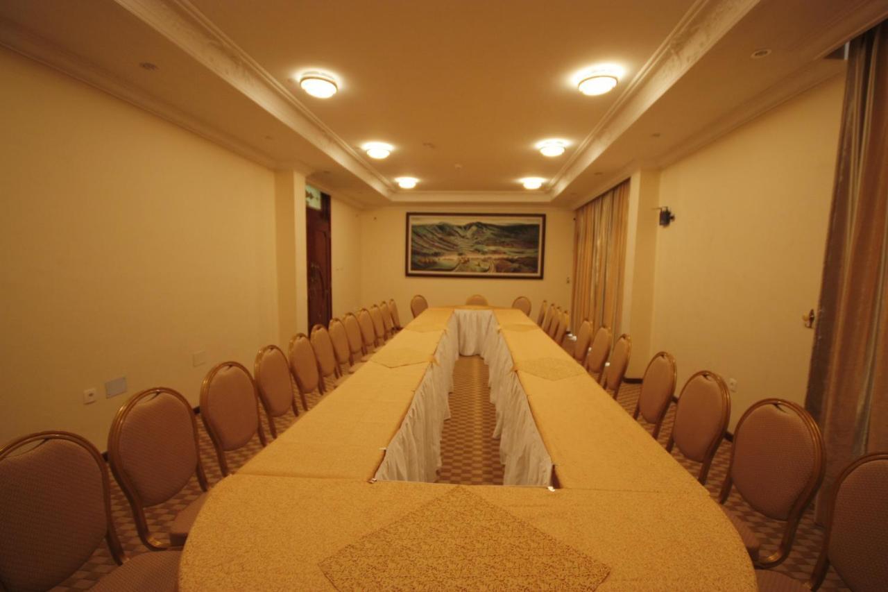 Caravan Hotel Addis Экстерьер фото