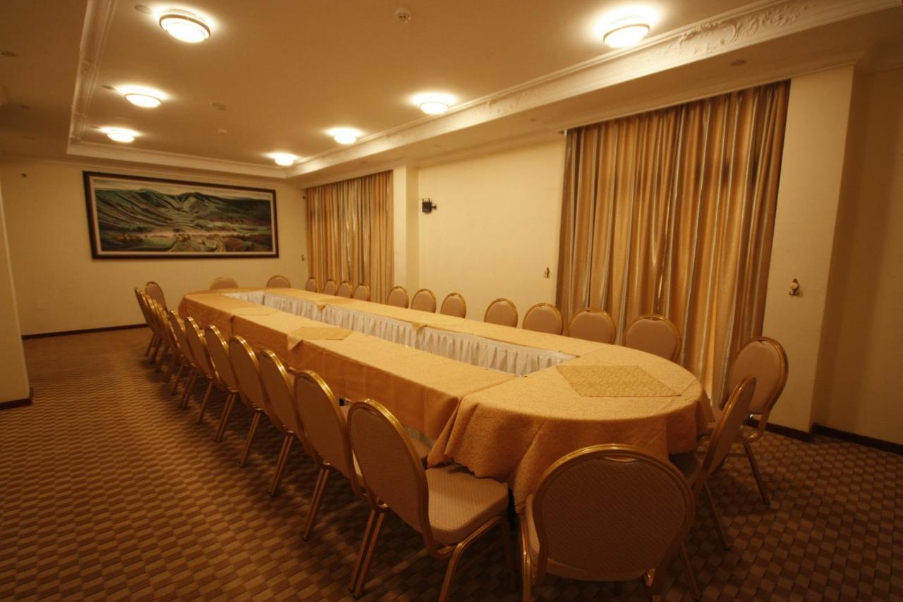 Caravan Hotel Addis Экстерьер фото